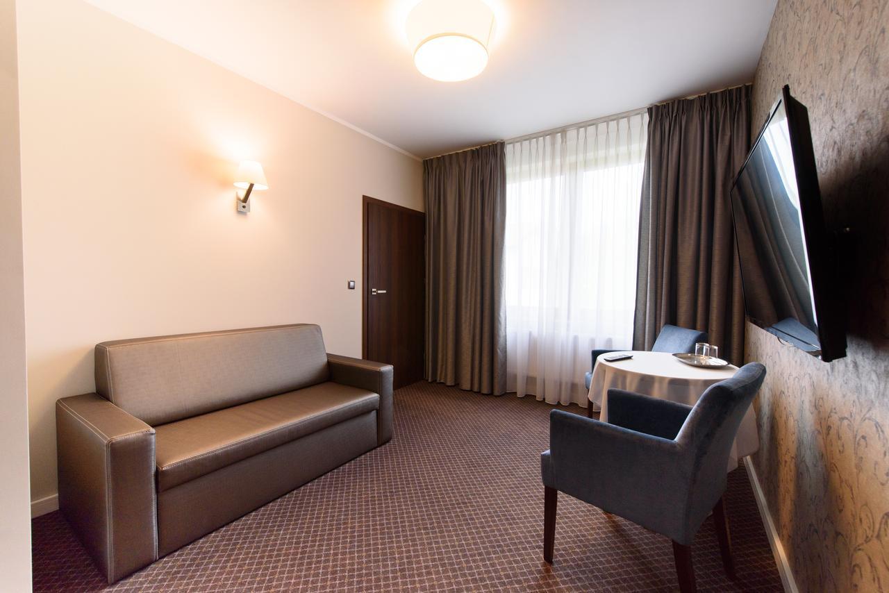 Hotel Nowy Dwor Trzebnica Exterior photo